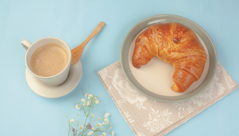 Croissant artigianali vuoti curvi